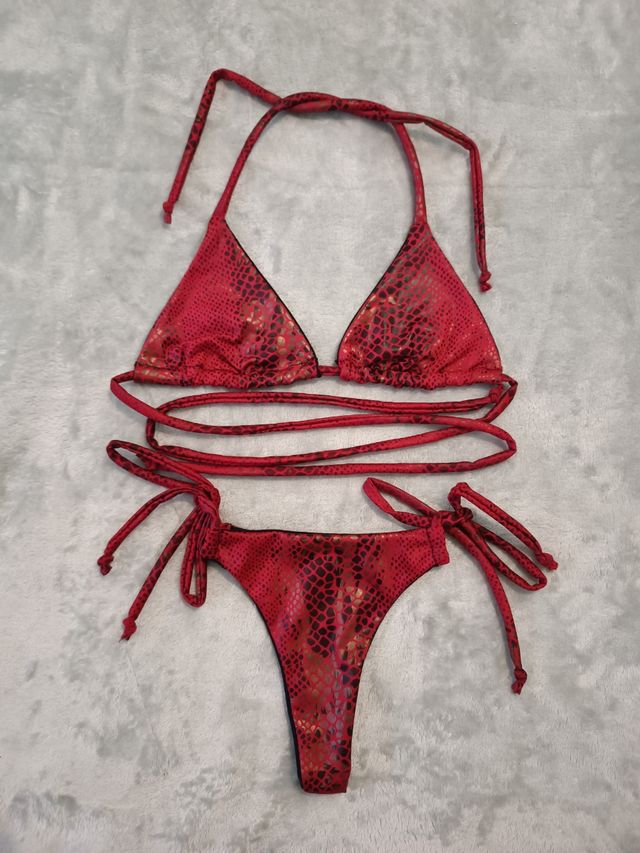 Bañador rojo serpiente