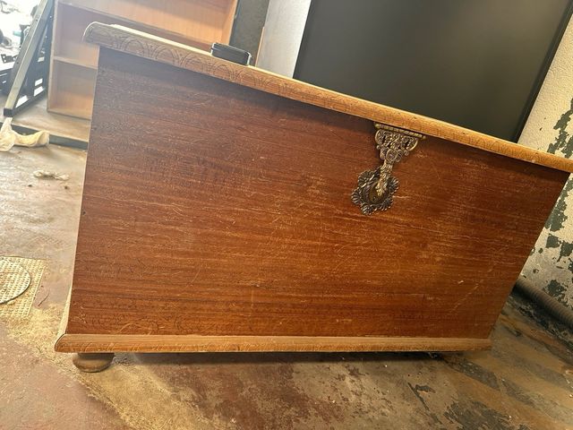 OFERTA HOY Baul madera tallado