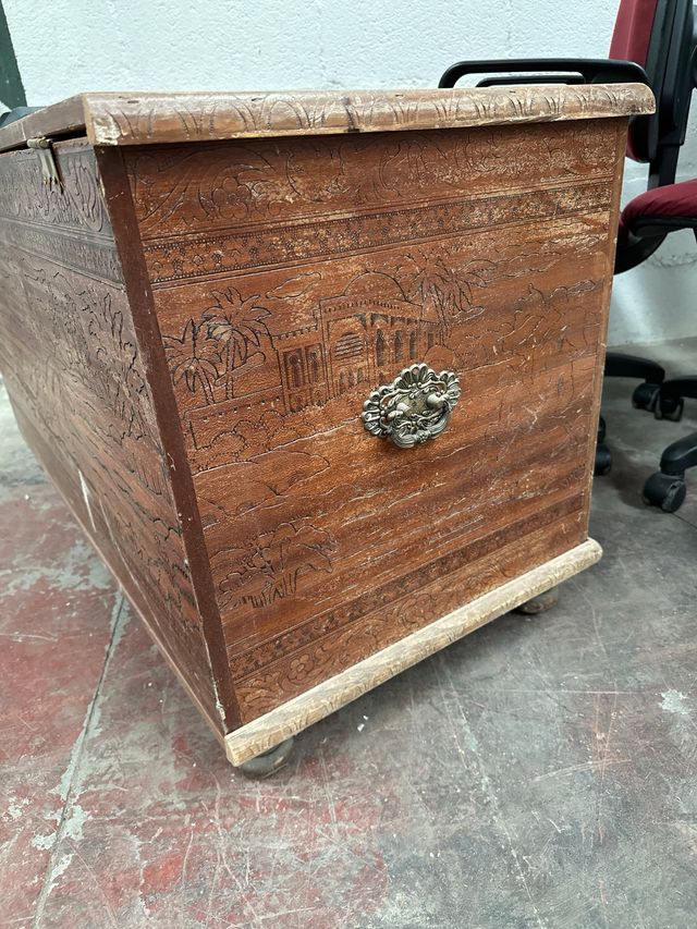 OFERTA HOY Baul madera tallado