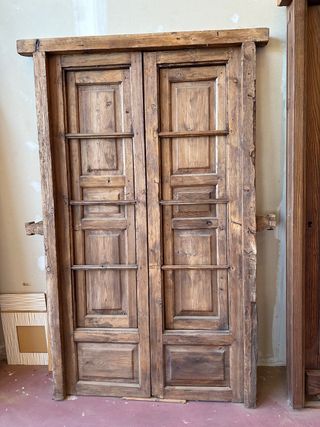 Ventanal antiguo con contraventana