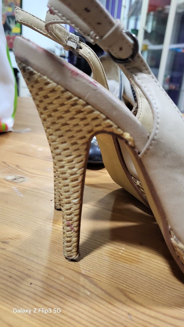 Zapatos tacón beige