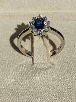 Anillo zafiro azul y diamantes