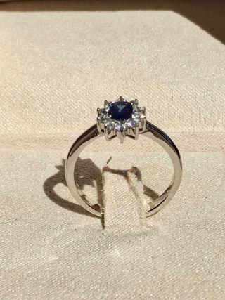 Anillo zafiro azul y diamantes