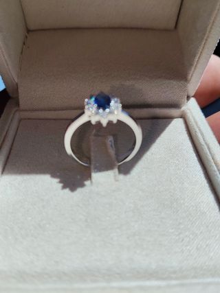 Anillo zafiro azul y diamantes