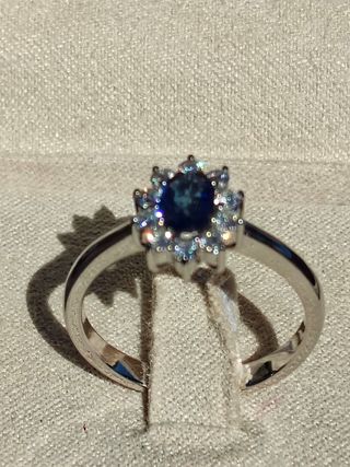 Anillo zafiro azul y diamantes