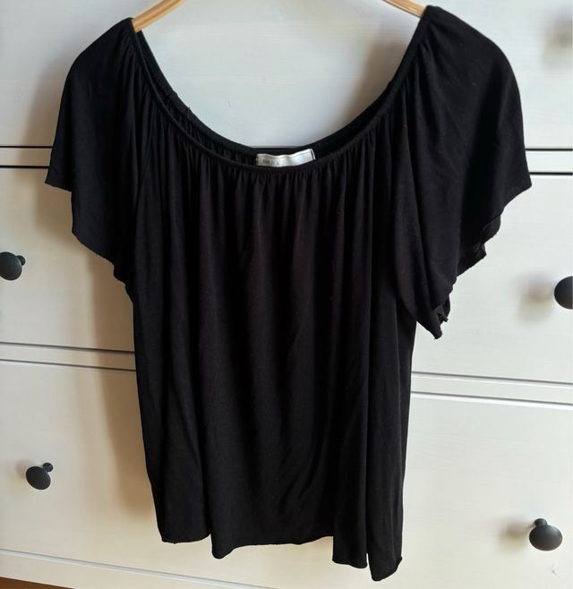 Camiseta T.L negra escote goma ajustable Shein