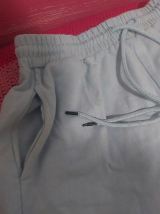 Pantalón chándal azul claro de Bershka