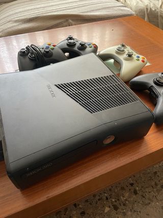 Xbox 360 + 4 mandos + 18 juegos