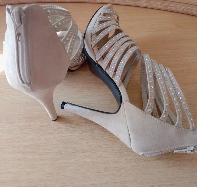 Sandalias tacón con pedrería talla 39
