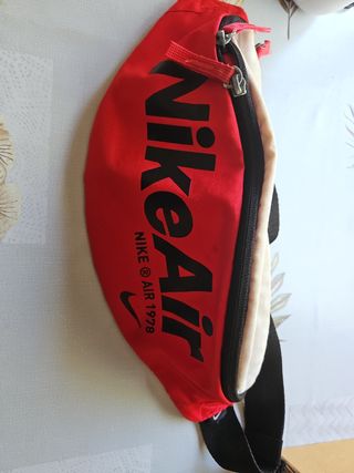 Riñonera Nike Air roja y blanca