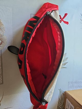 Riñonera Nike Air roja y blanca