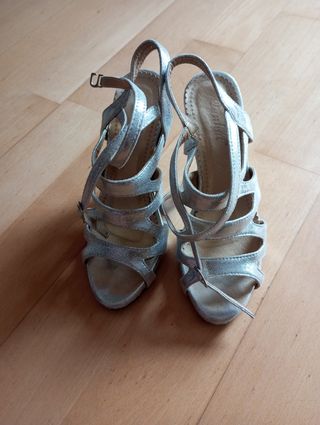 Sandalias plateadas con tacón.