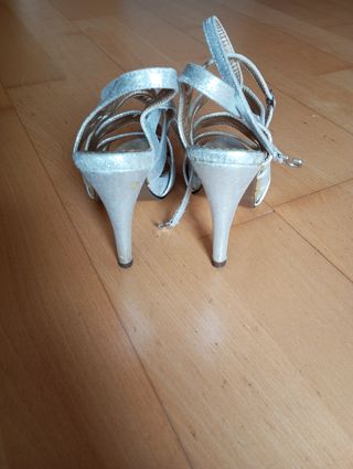 Sandalias plateadas con tacón.