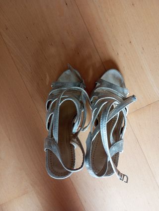 Sandalias plateadas con tacón.