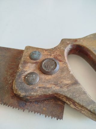 Antiguo serrucho de carpintero, marca Bellota