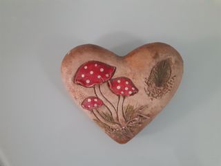 Cuore in pietra dipinto a mano
