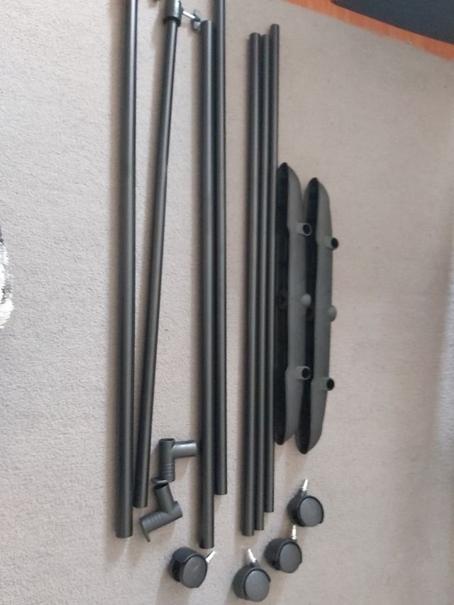 Perchero móvil negro - metal/plástico