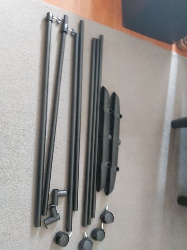 Perchero móvil negro - metal/plástico