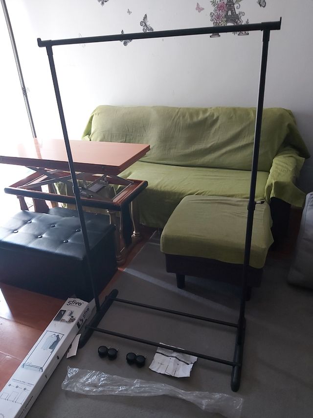 Perchero móvil negro - metal/plástico