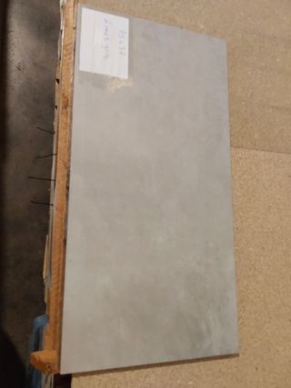 Suelo porcelánico gris claro 37x75