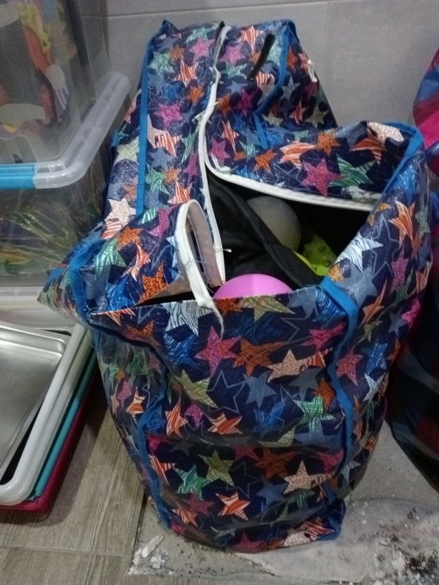 Juguetes por lotes: vehículos, puzzles, nenucos...