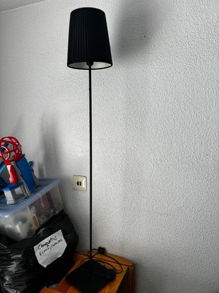 Lampara de pie negra