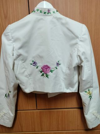 Chaqueta torera blanca bordada
