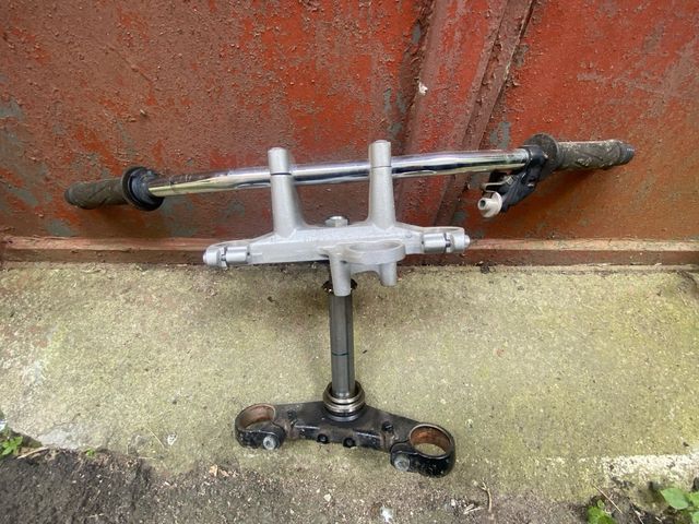 Fz6. S2. Piastre forcella manubrio