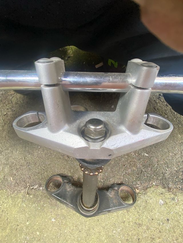 Fz6. S2. Piastre forcella manubrio