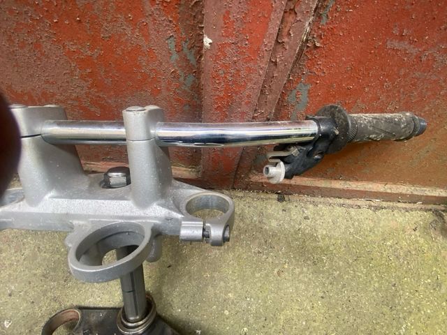 Fz6. S2. Piastre forcella manubrio