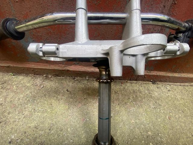 Fz6. S2. Piastre forcella manubrio