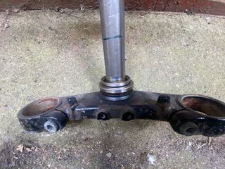 Fz6. S2. Piastre forcella manubrio