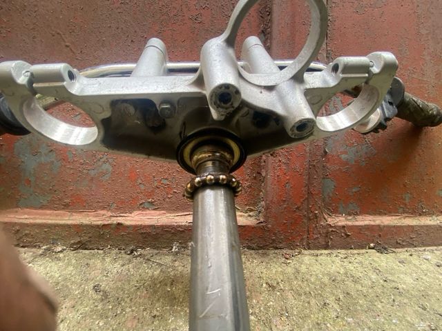 Fz6. S2. Piastre forcella manubrio