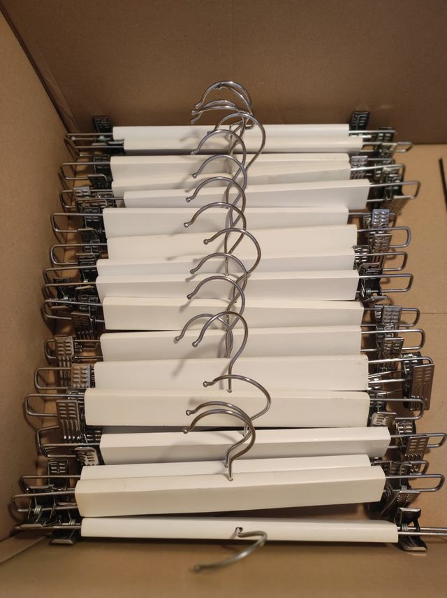 Perchas silueta color blanco