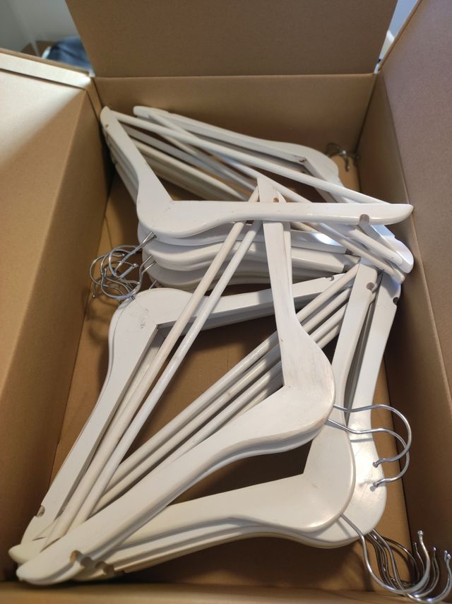 Perchas silueta color blanco