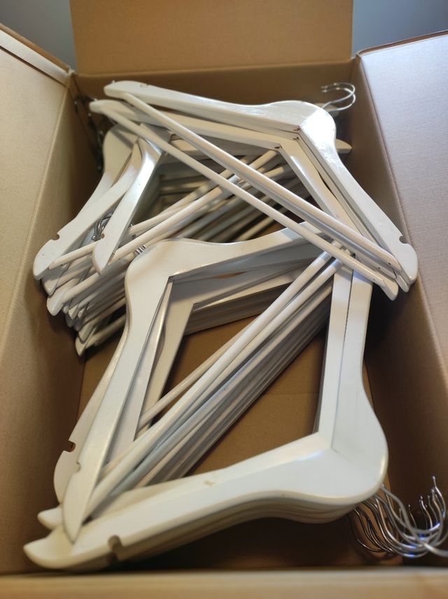 Perchas silueta color blanco