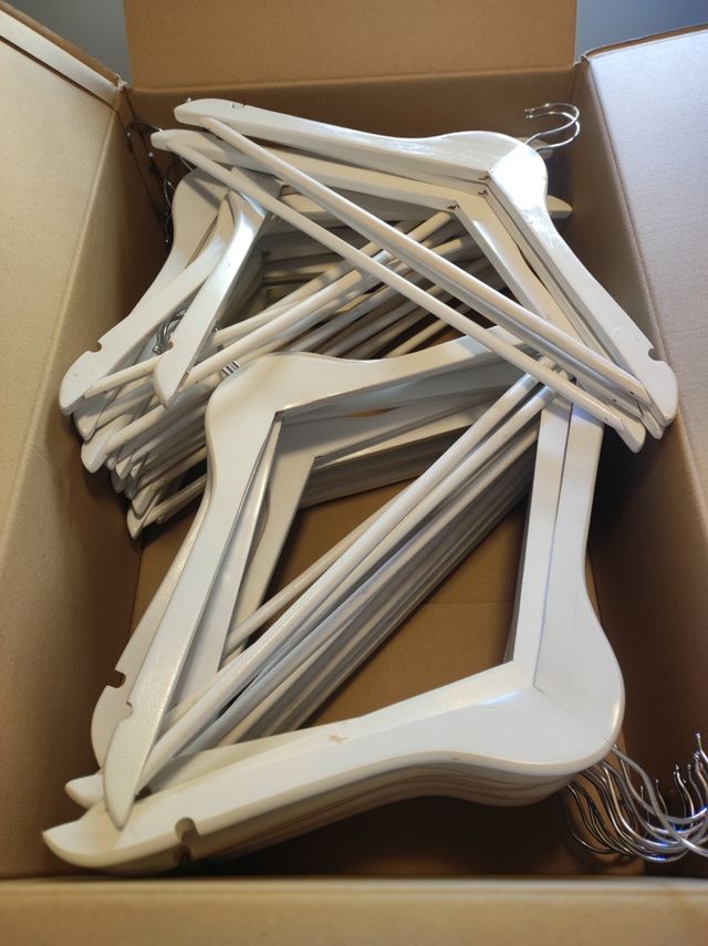 Perchas silueta color blanco