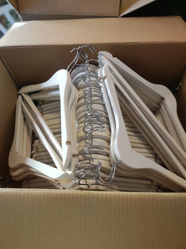 Perchas silueta color blanco