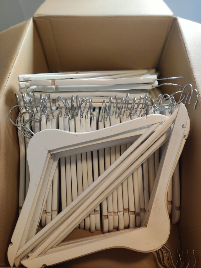 Perchas silueta color blanco