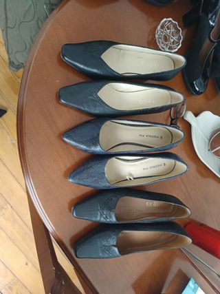 Zapatos de tacón negros y azules