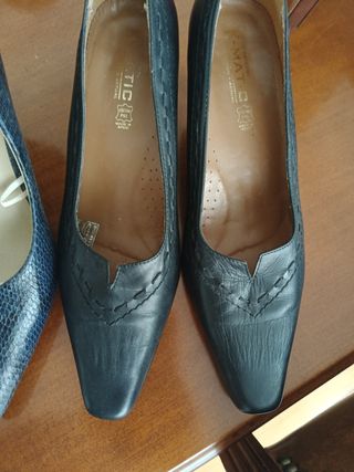 Zapatos de tacón negros y azules