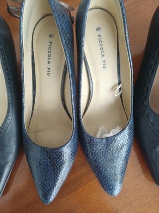 Zapatos de tacón negros y azules