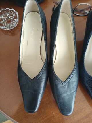 Zapatos de tacón negros y azules