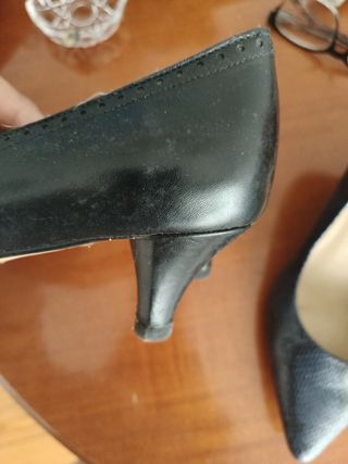 Zapatos de tacón negros y azules