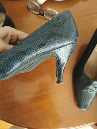 Zapatos de tacón negros y azules
