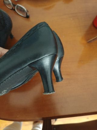 Zapatos de tacón negros y azules