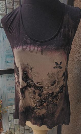 Top de tirantes con estampado de calavera