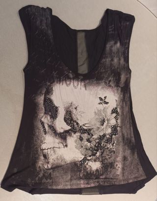 Top de tirantes con estampado de calavera