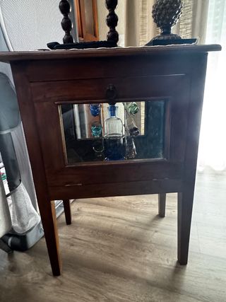 Mesa auxiliar vintage con vitrina
