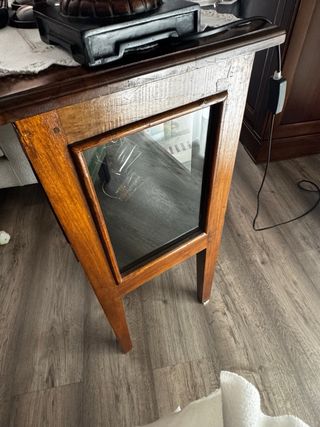 Mesa auxiliar vintage con vitrina